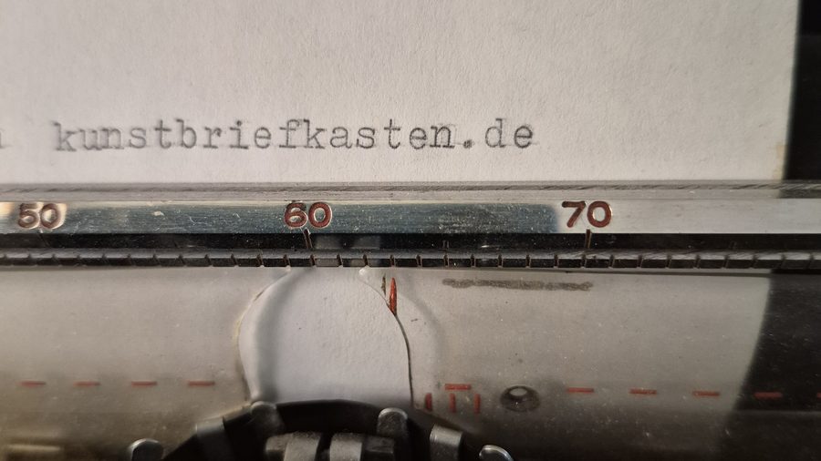 Auf einer alten Schreibmaschine getipptes Wort kunstbriefkasten.de
