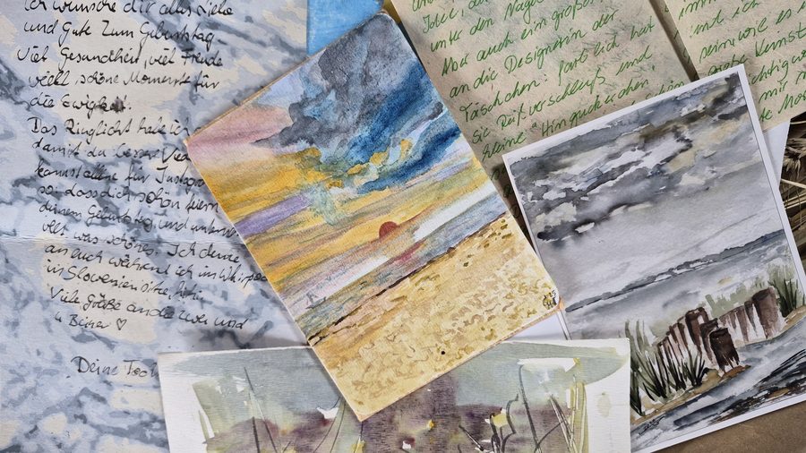 Aquarelle und beschriebene Karten nebeneinander gelegt