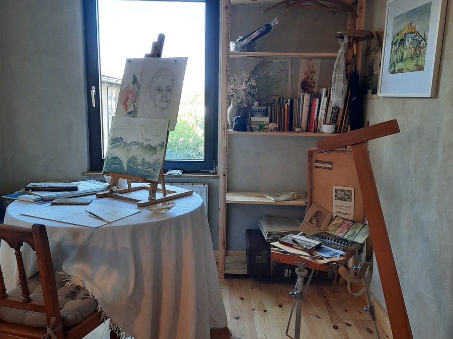 Blick in eines der Ateliers mit Staffelei am Fenster