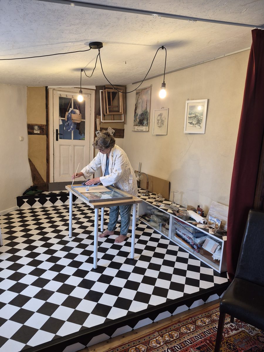 Anja Müller richtet im Ausstellungsraum eine Vitrine ein