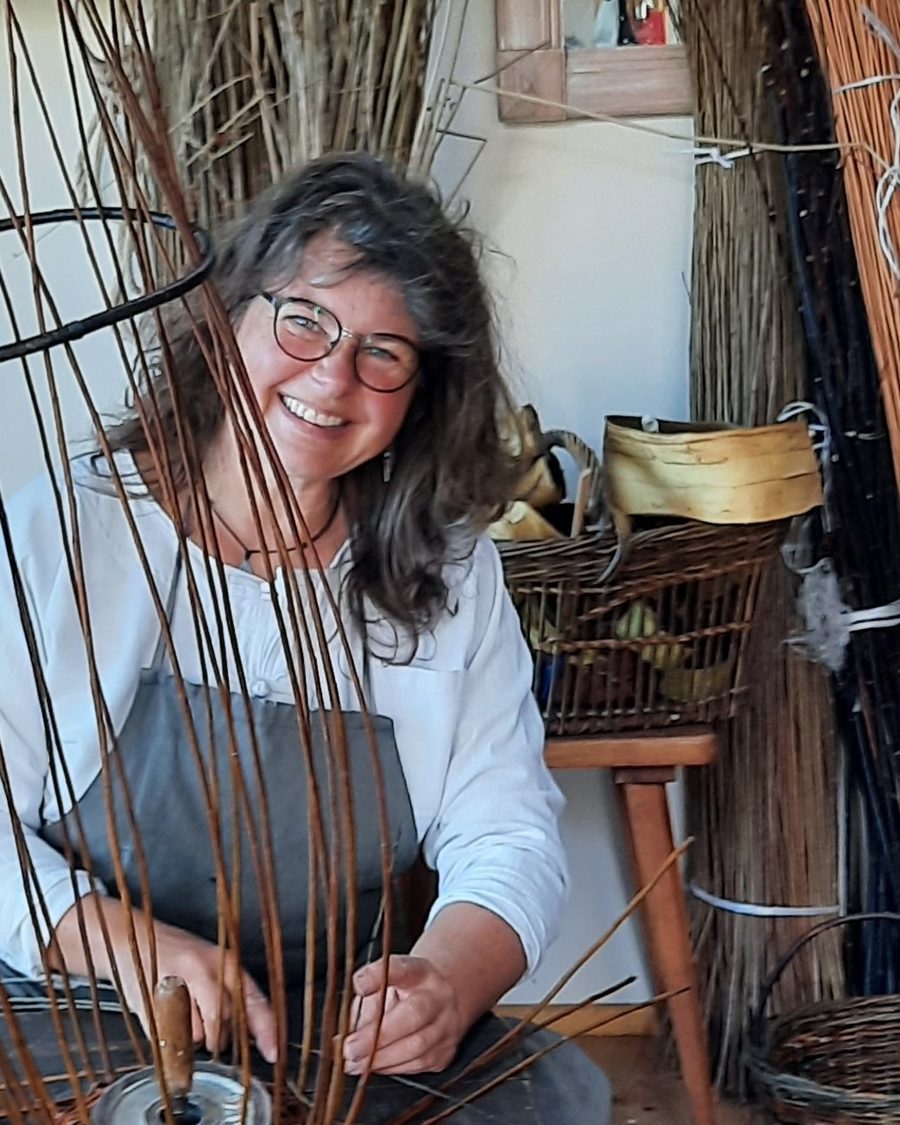 Anja Müller in ihrer Flechtwerkstatt