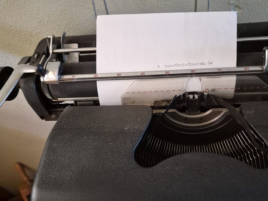 Alte Rheinmetall-Schreibmaschine mit eingespanntem Blatt