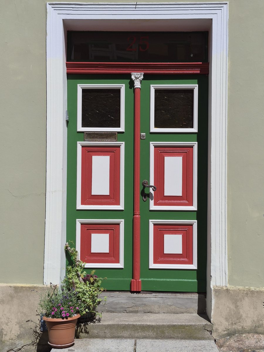 Die grüne Haustür in der Schusterstraße 25 mit dem Kunstbriefkasten