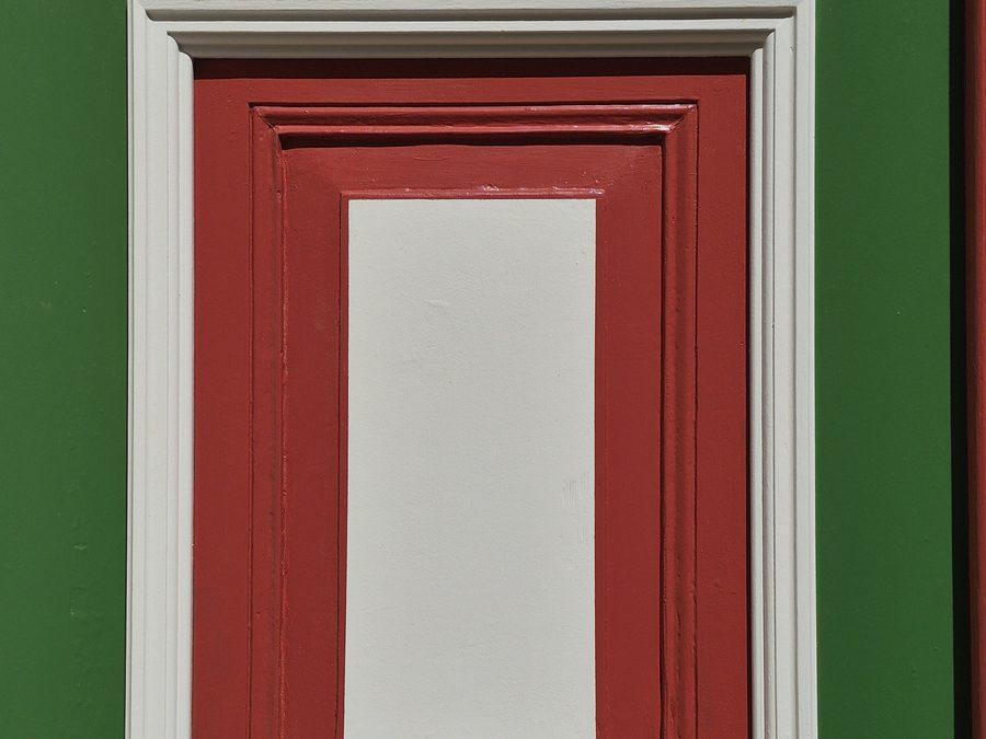 Detail der grün-roten Haustür