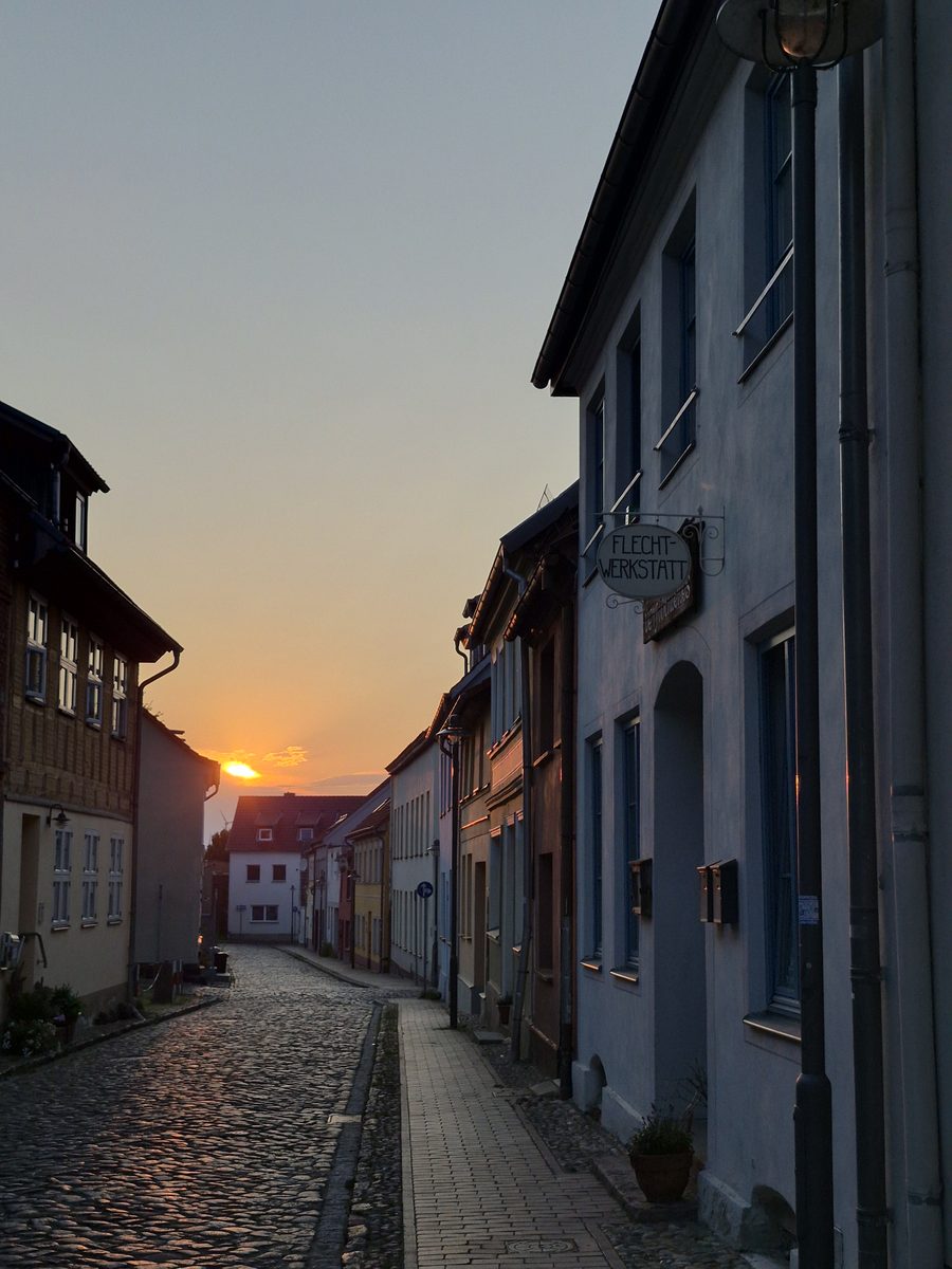 Kopfsteingasse in der Wolgaster Altstadt im Abendlicht